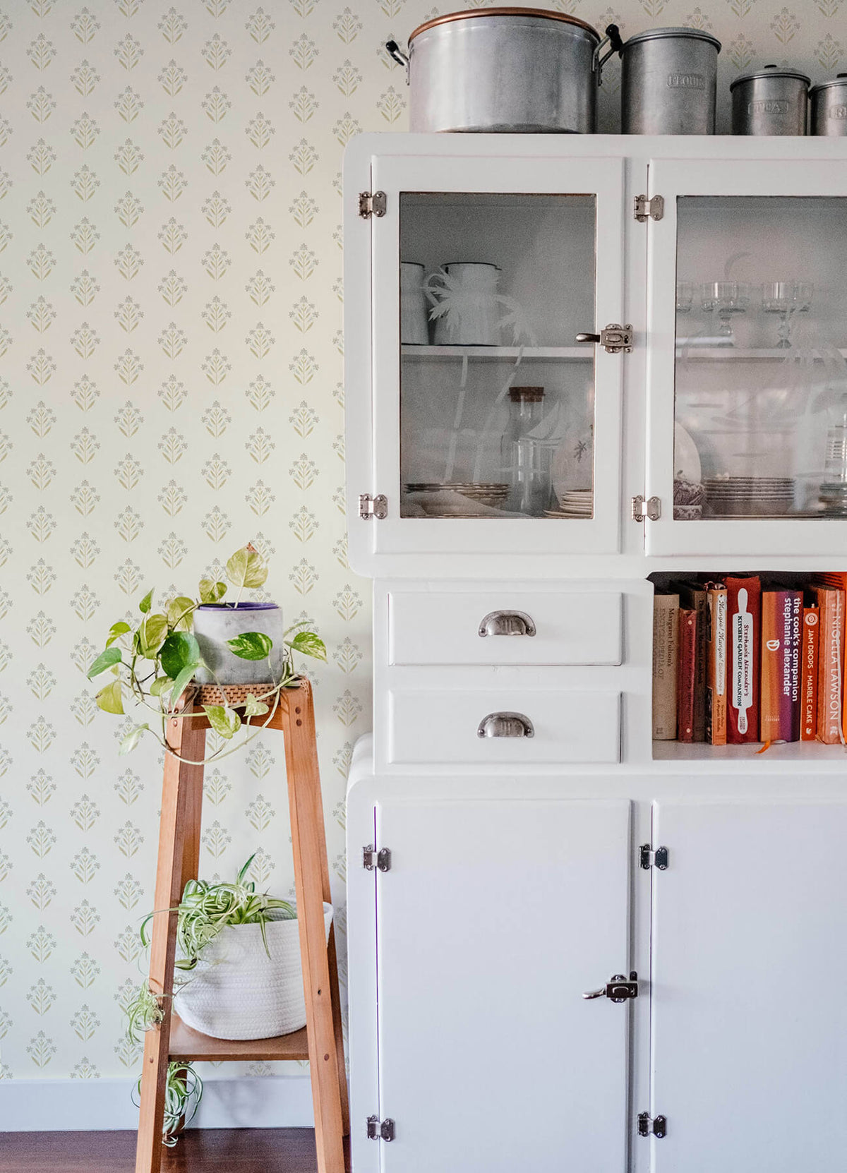 Chesapeake Kinfolk Kova Floral Crest Wallpaper - Yellow