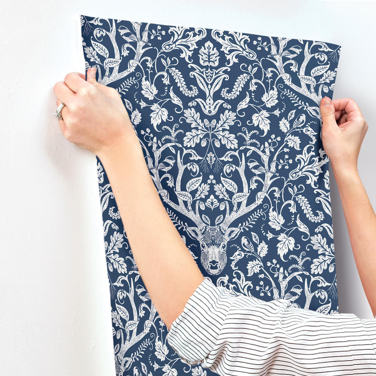 Chesapeake Oak & Moss Kiwassa Wallpaper - Navy
