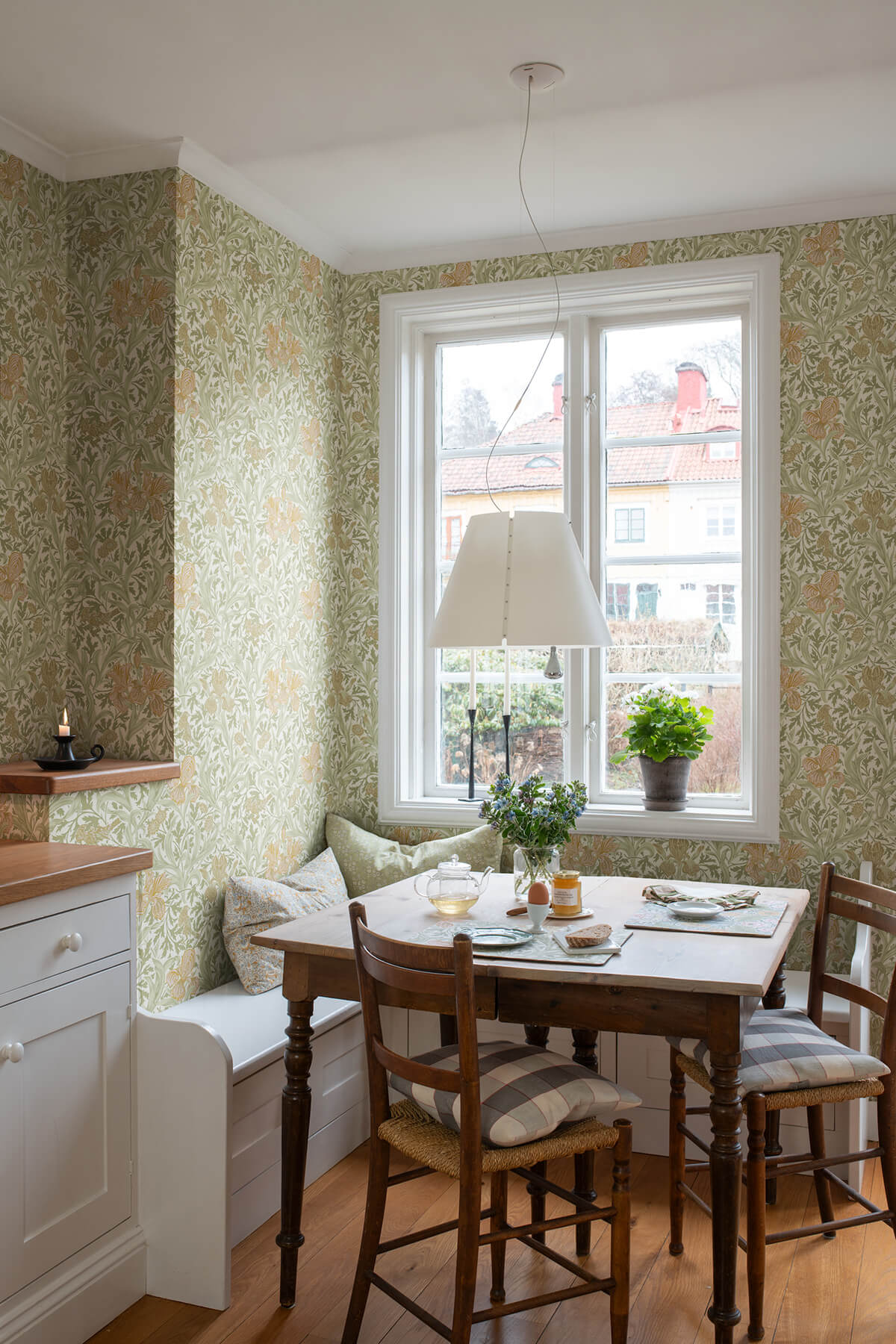 A-Street Prints Hidden Treasures Iris Wallpaper - Light Green