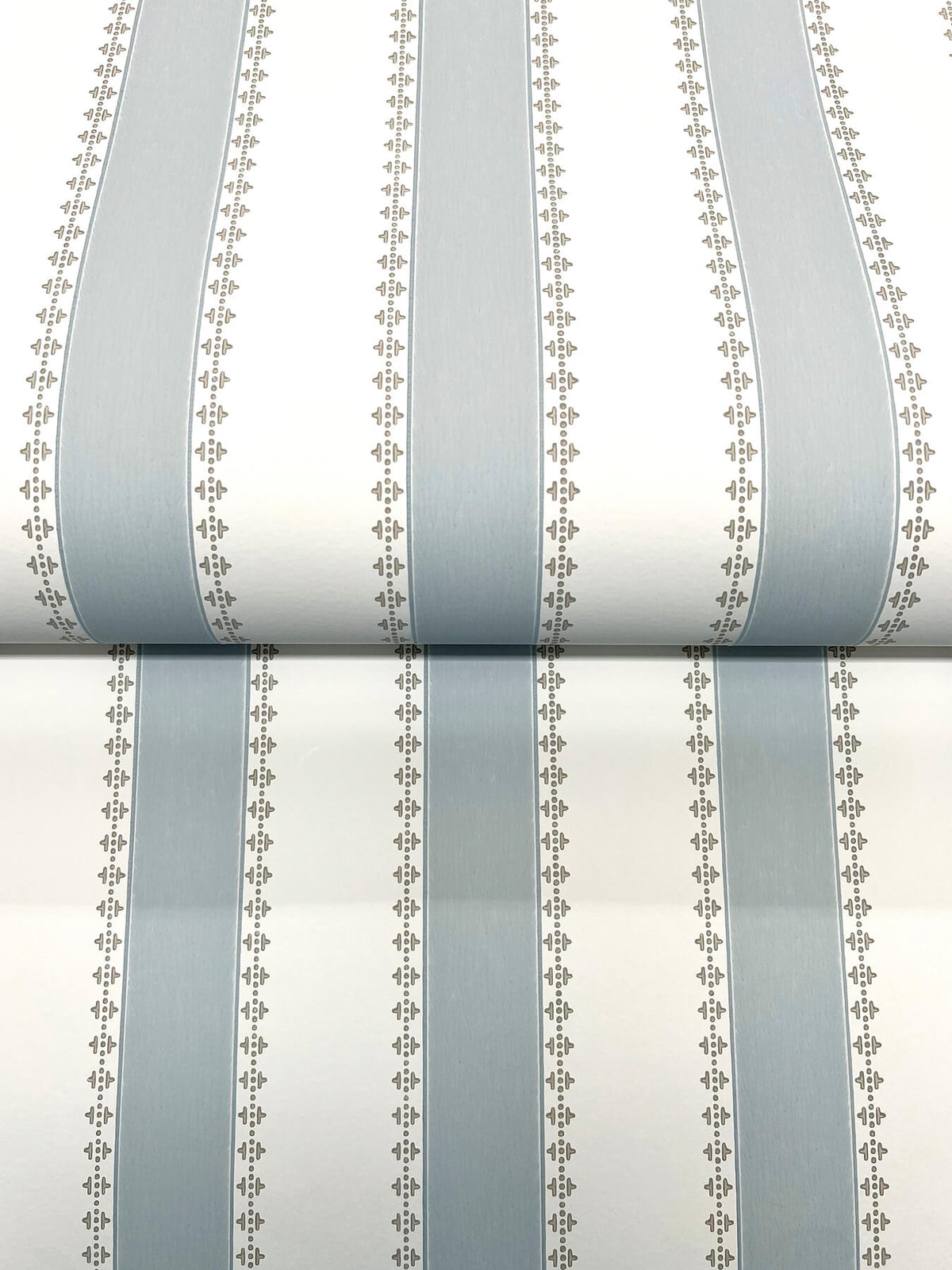 Antonina Vella Jardin Tilford Wallpaper Sample - Blue & White