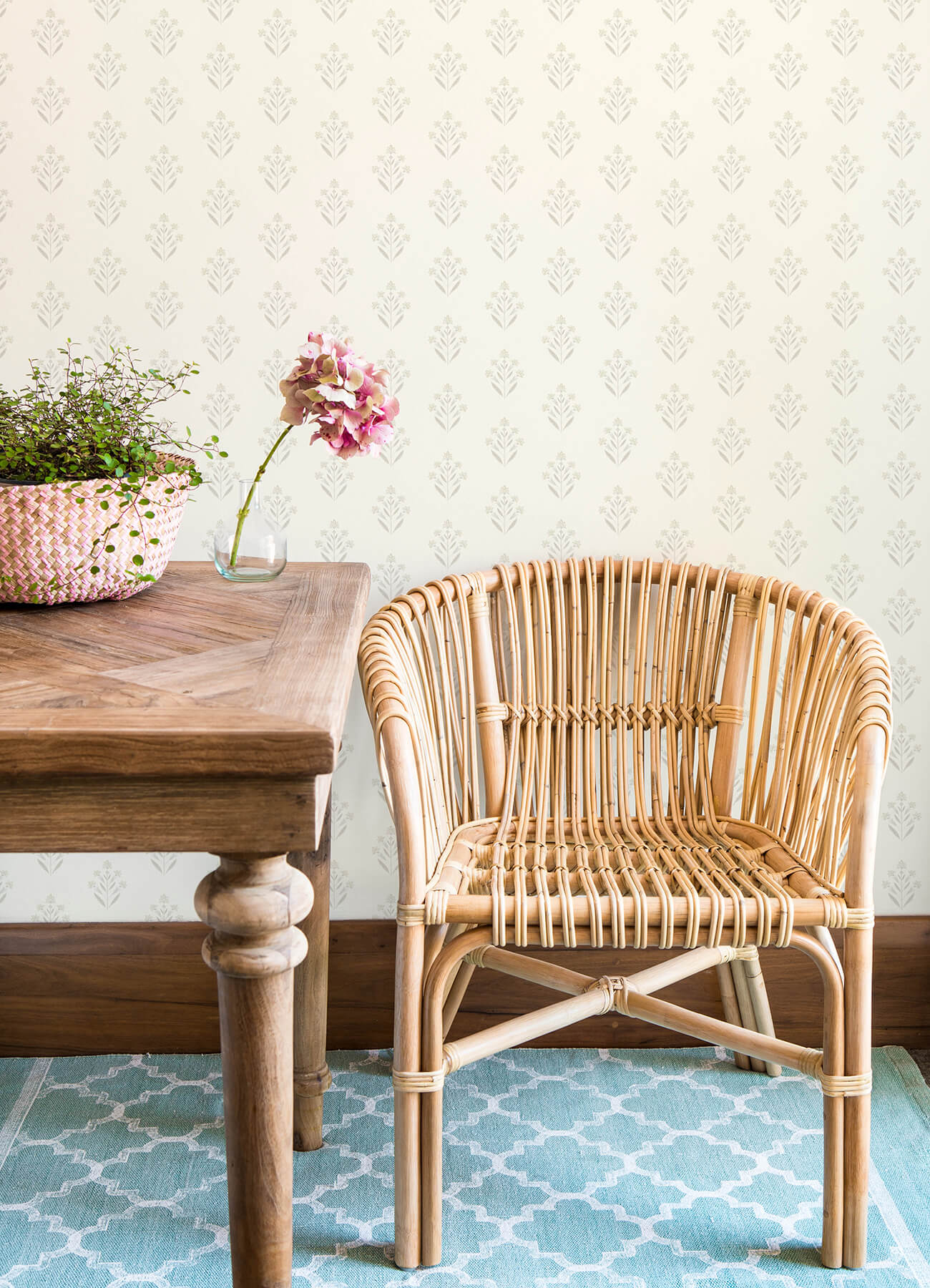 Chesapeake Kinfolk Kova Floral Crest Wallpaper - Dove