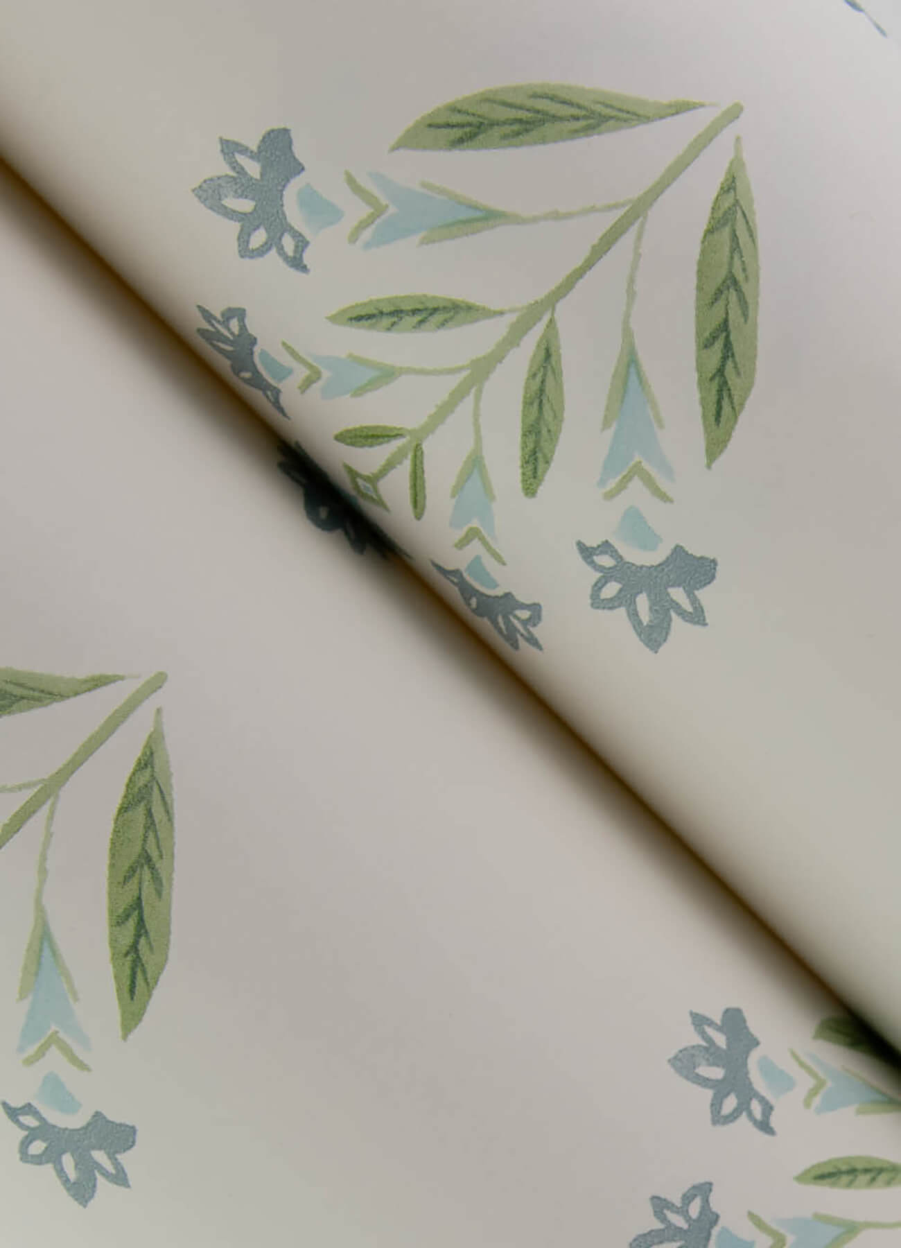 Chesapeake Kinfolk Kova Floral Crest Wallpaper - Aquamarine