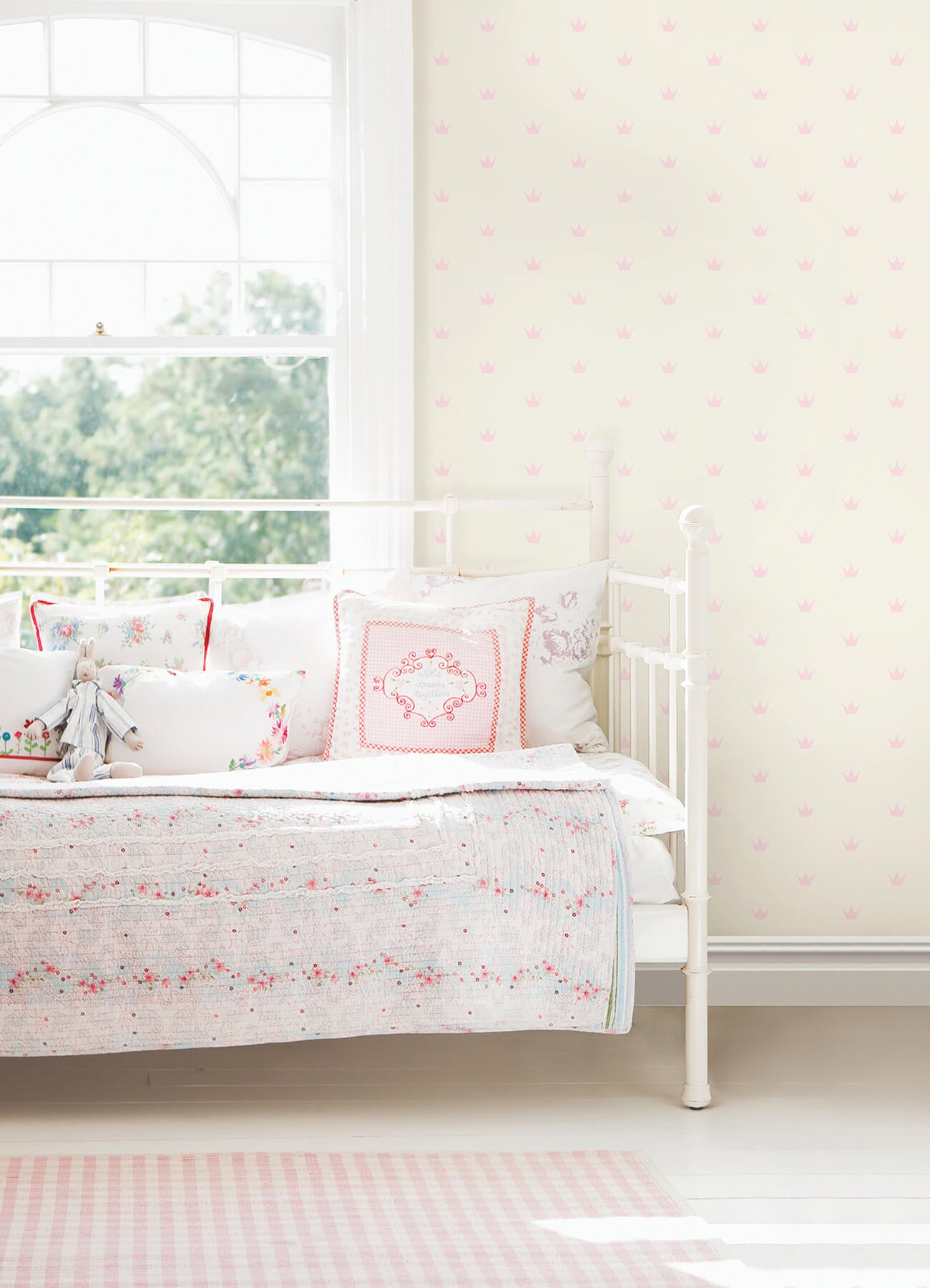 Chesapeake Fable Bea Crowns Wallpaper - Light Pink