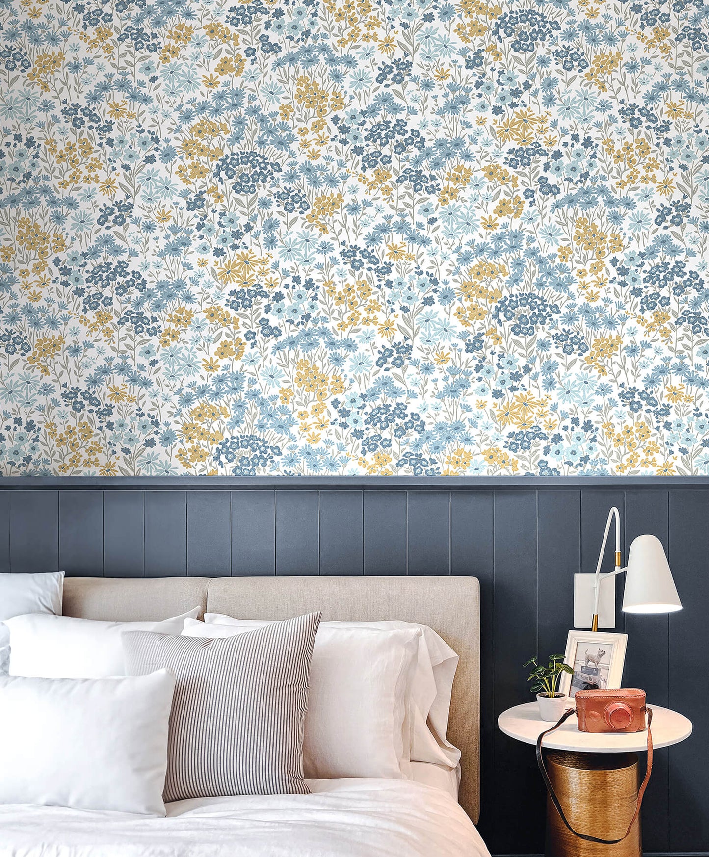 Westbury Forest Ditsy Daisies Wallpaper - Light Blue